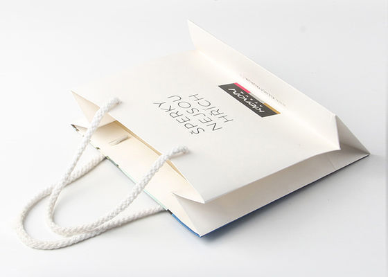 I sacchi di carta colorati della carta kraft Con la laminazione lucida, bianco hanno personalizzato i sacchi di carta