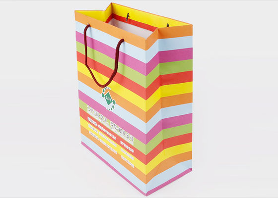 I multi colori hanno stampato il logo su misura sacchetti della spesa di carta per l'imballaggio del regalo