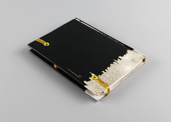L'elastico attacca il taccuino della copertina dura A4, il nero ed il giornale del taccuino della libro con copertina rigida dell'oro
