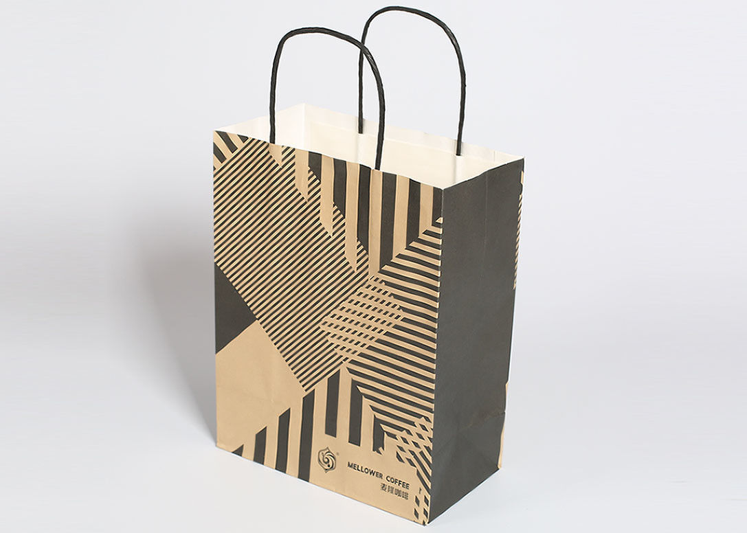 I sacchetti della spesa riutilizzabili di Kraft, adattano i sacchi di carta a strisce con le maniglie